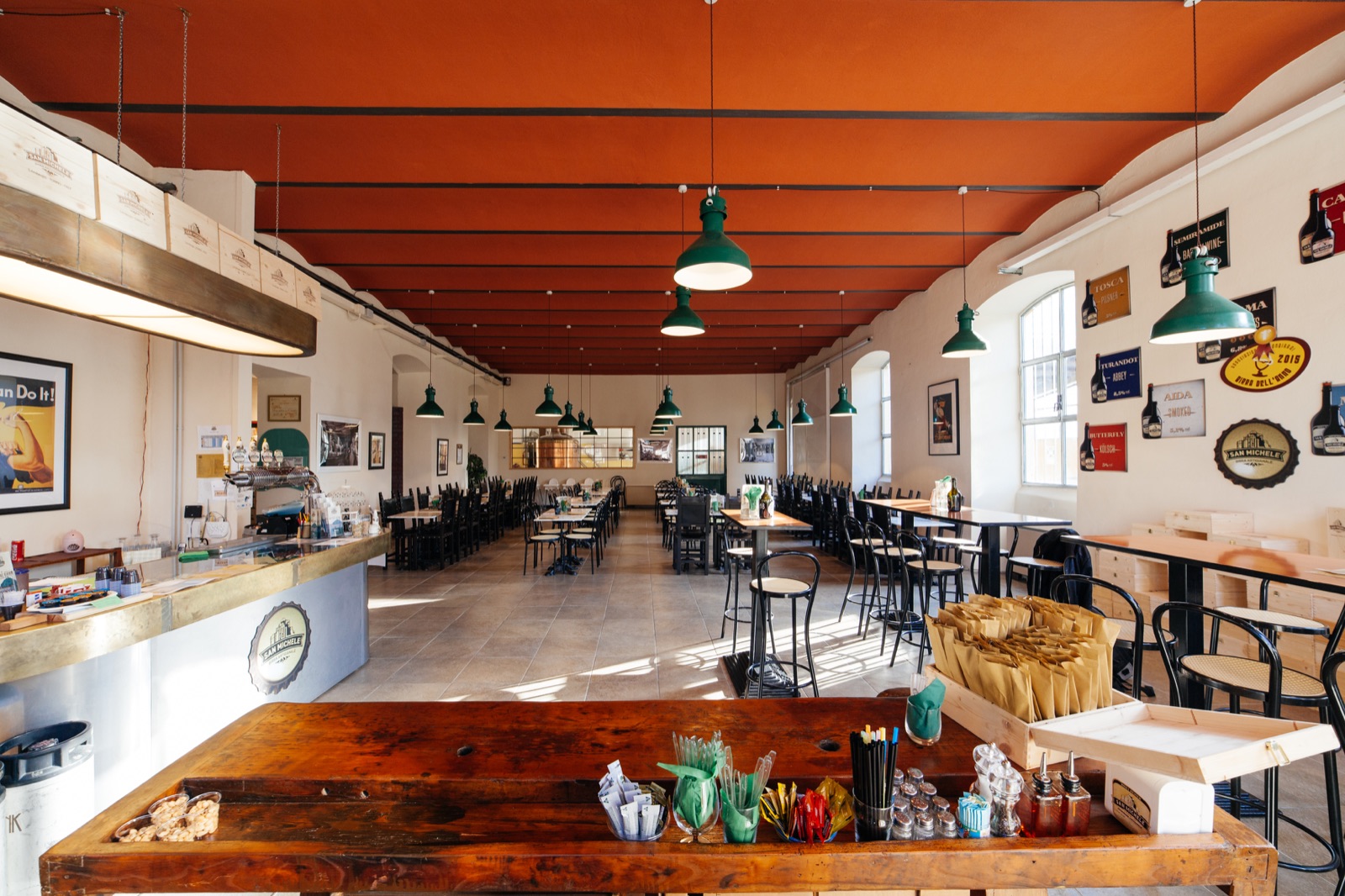 La sala del ristorante San Michele, con tavoli e lampade verdi